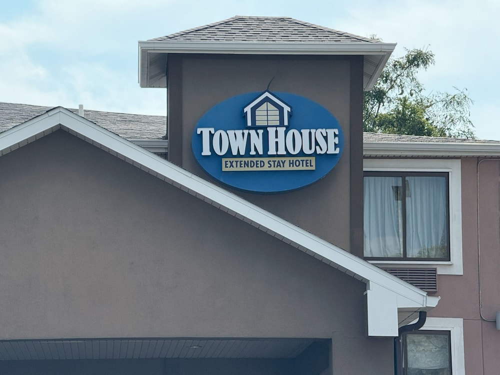 Town House Extended Stay Hotel Downtown 2/64