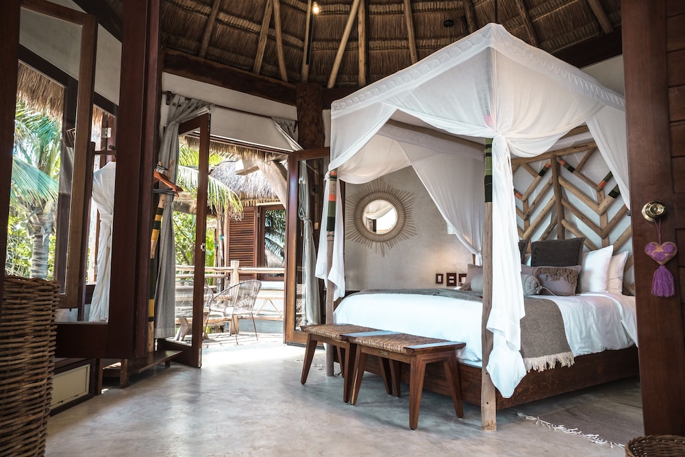 Superior, Queen Bed, Garden View