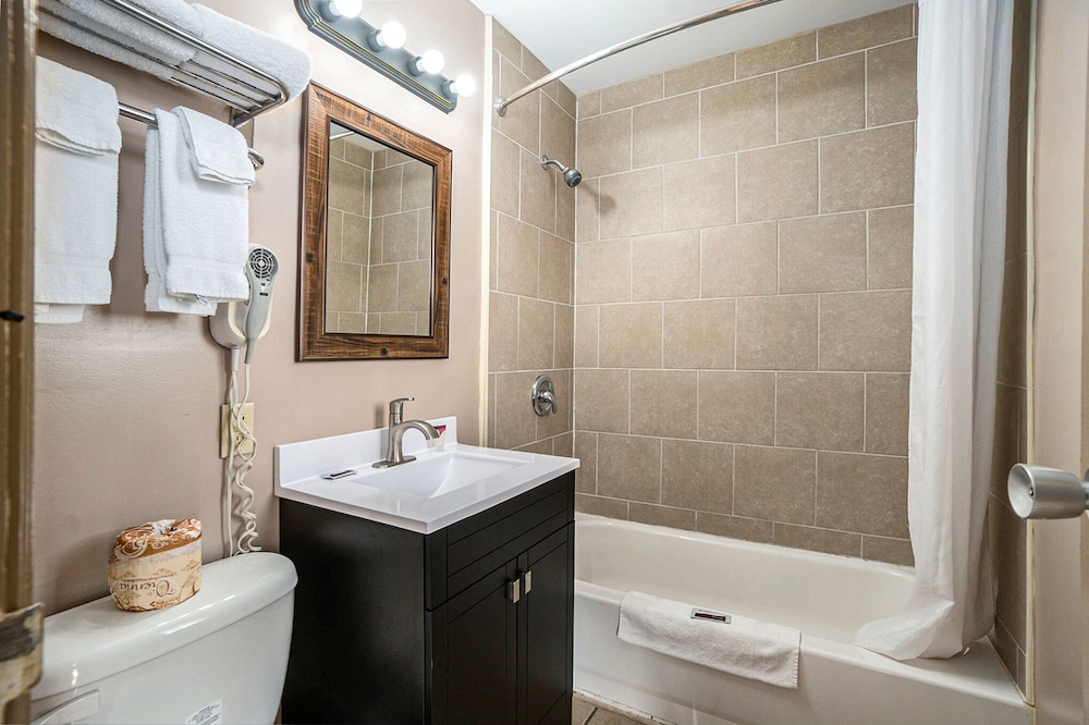 Great Lakes Inn and Suites 45/45