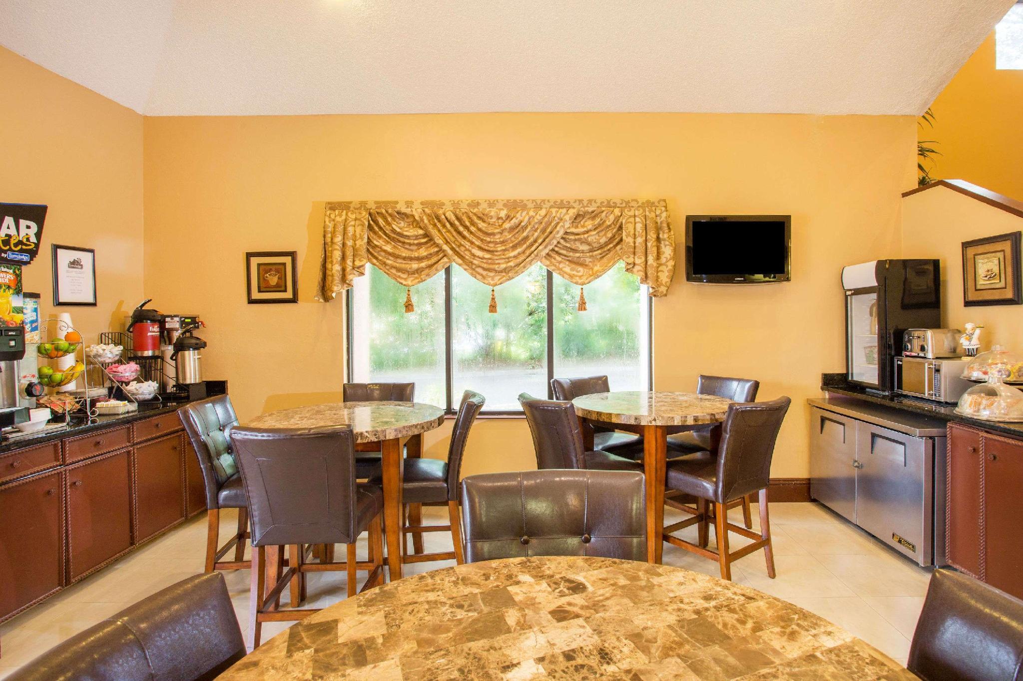Travelodge By Wyndham Fort Myers Airport 17/23