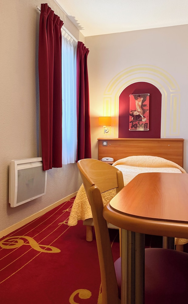 Hotel De l Opera 38/45