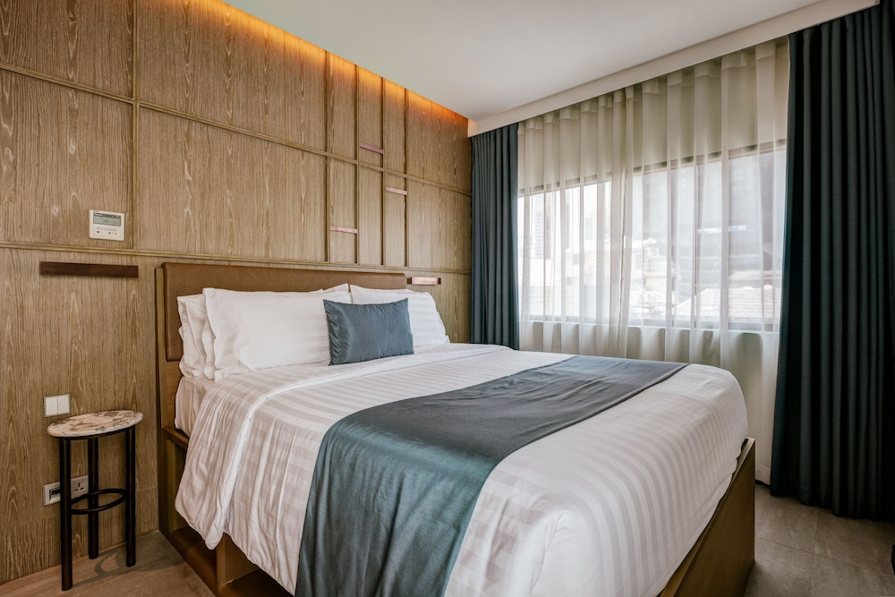 SUPERIOR, QUEEN BED