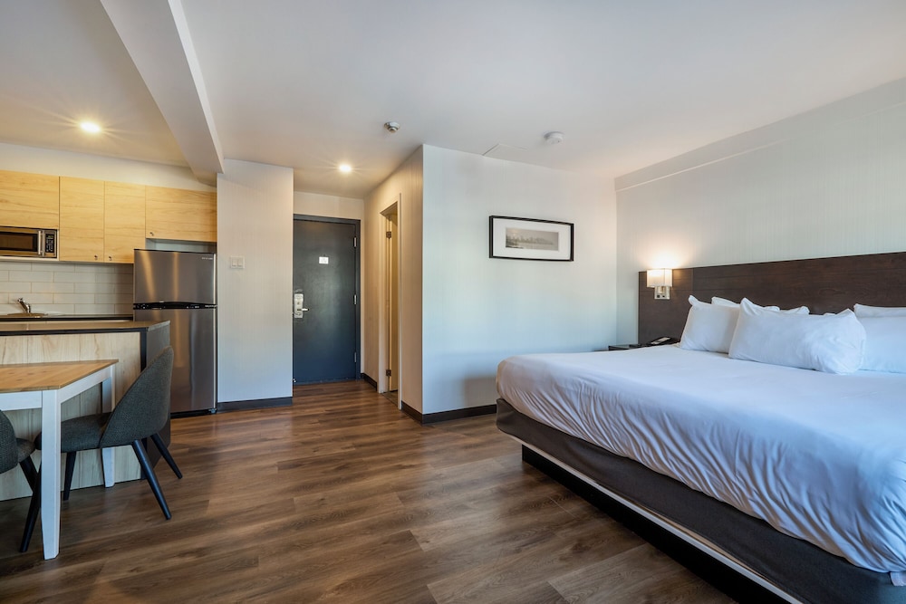 JUNIOR SUITE, KING BED, SOFA, KITCHENETTE