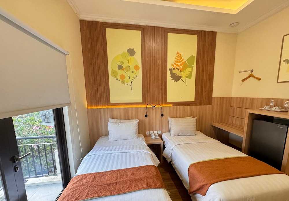 PREMIER, TWIN BEDS, BALCONY