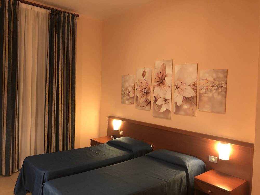 Hotel Paradiso 18/40