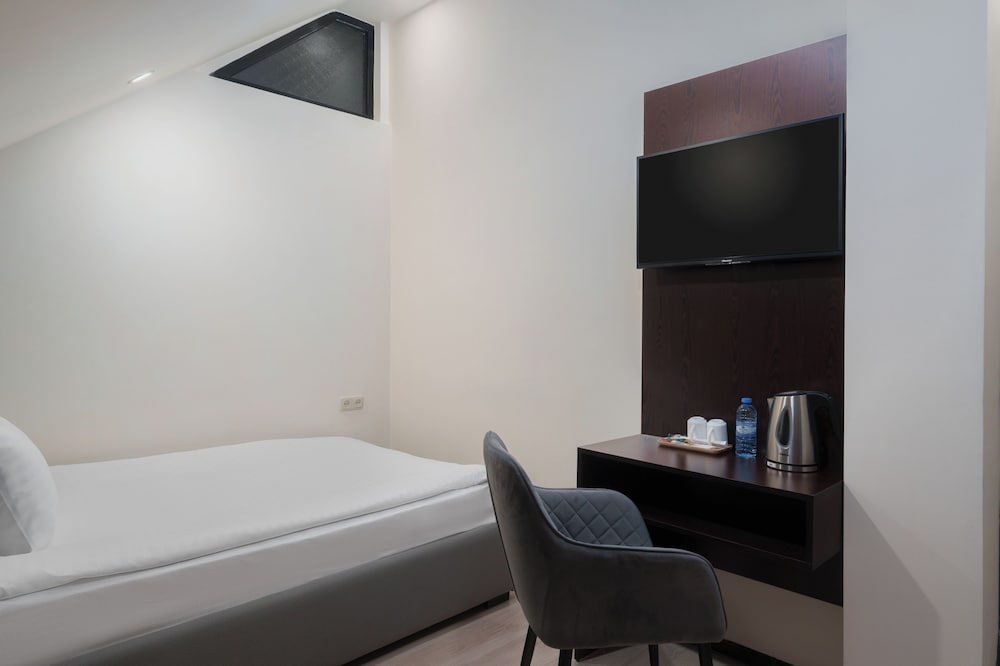 Elysium Gallery Hotel 67/74