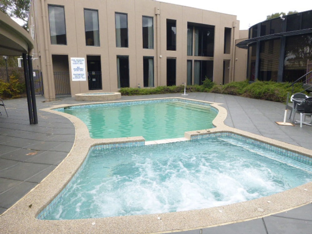 The Dingley Hotel 8/61