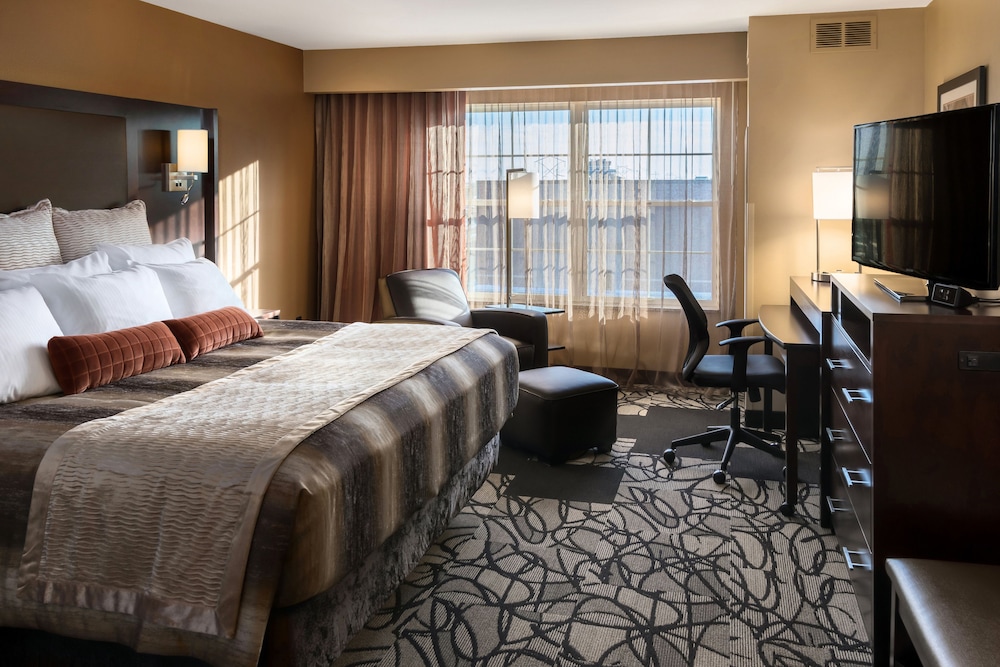 Clubhouse Hotel Fargo 7/36