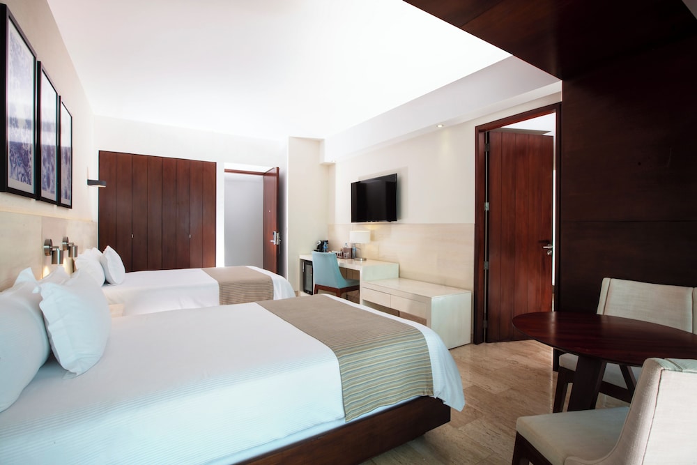 Altitude, Suite, 2 Double Beds, Boulevard View