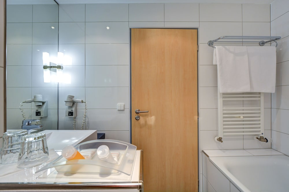 HOLIDAY INN PRAGUE AIRPORT 26/76