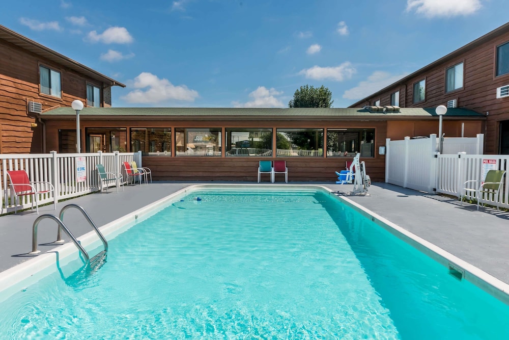 Super 8 by Wyndham Lebanon in LEBANON - MO