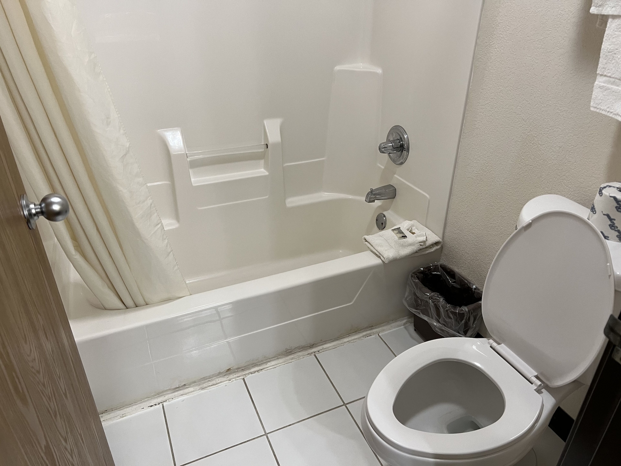 غرفة أساسية مفردة بسرير كينج، Express Inn & Suites 7/7