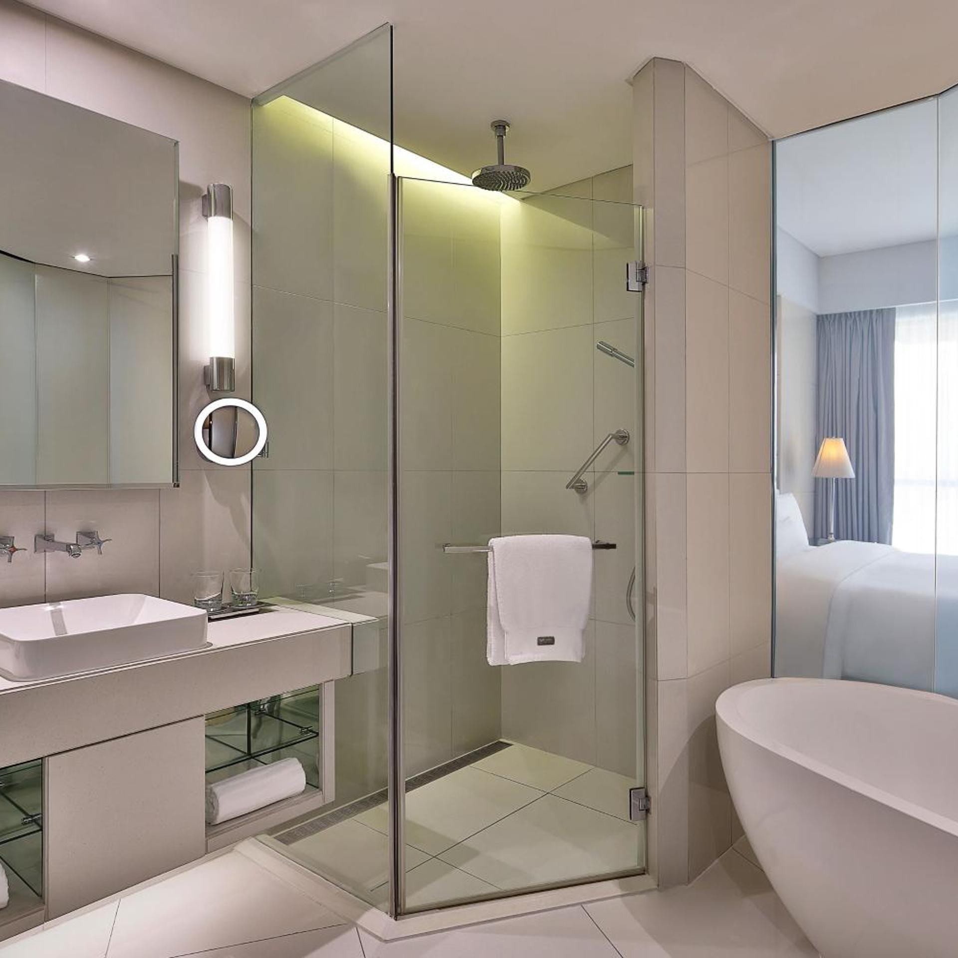 غرفة تنفيذية بسرير كينج مع دخول صالة النادي، The Westin Hotel Bahrain City Centre 4/4