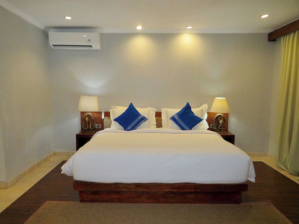 Deluxe, King Bed, Pool Access