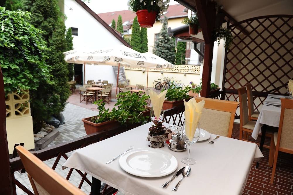 Minaret Hotel 35/50