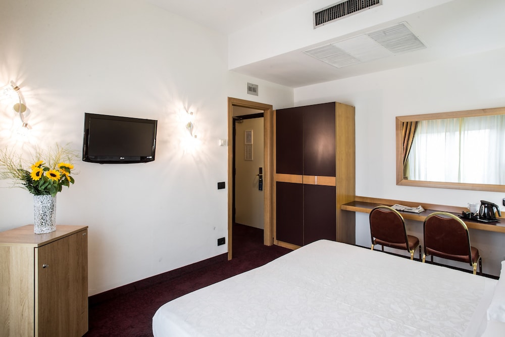 Hotel Mirage 23/66