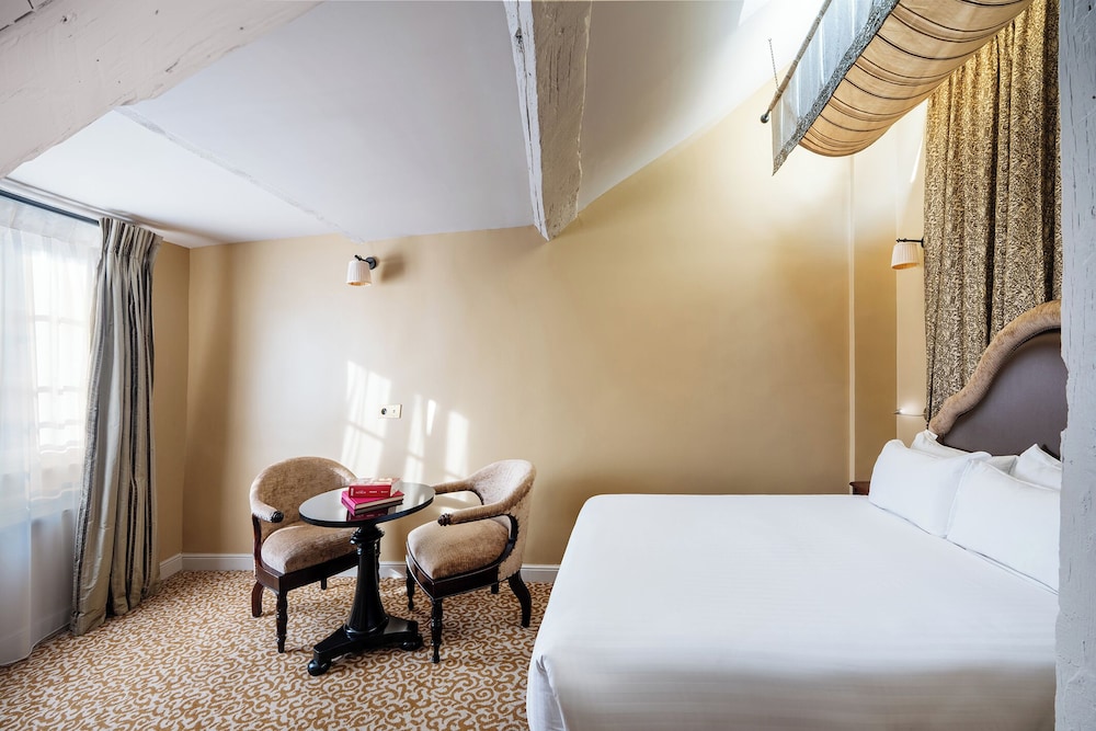 DELUXE, DOUBLE BED