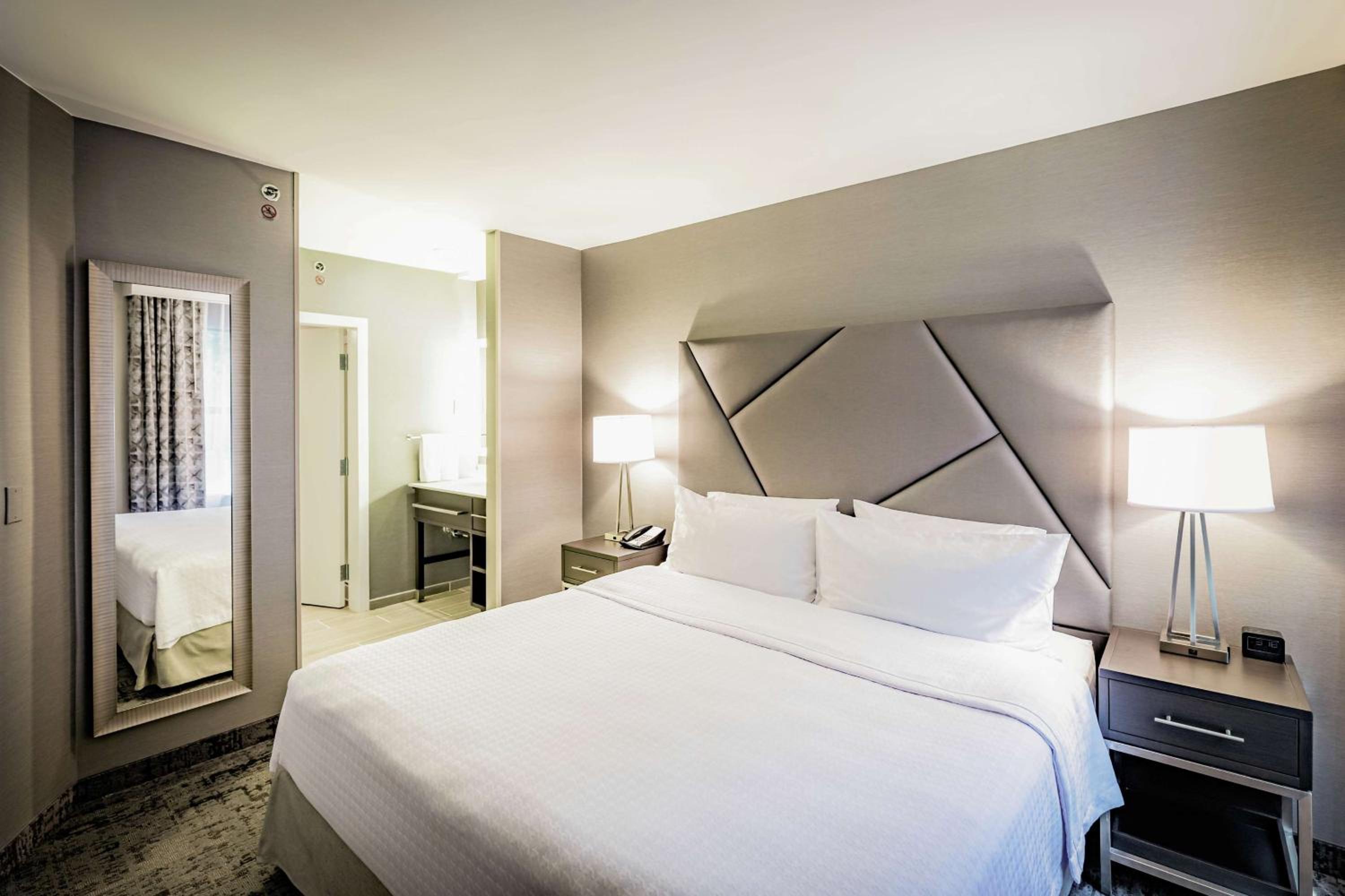 1 BEDROOM, SUITE, KING BED