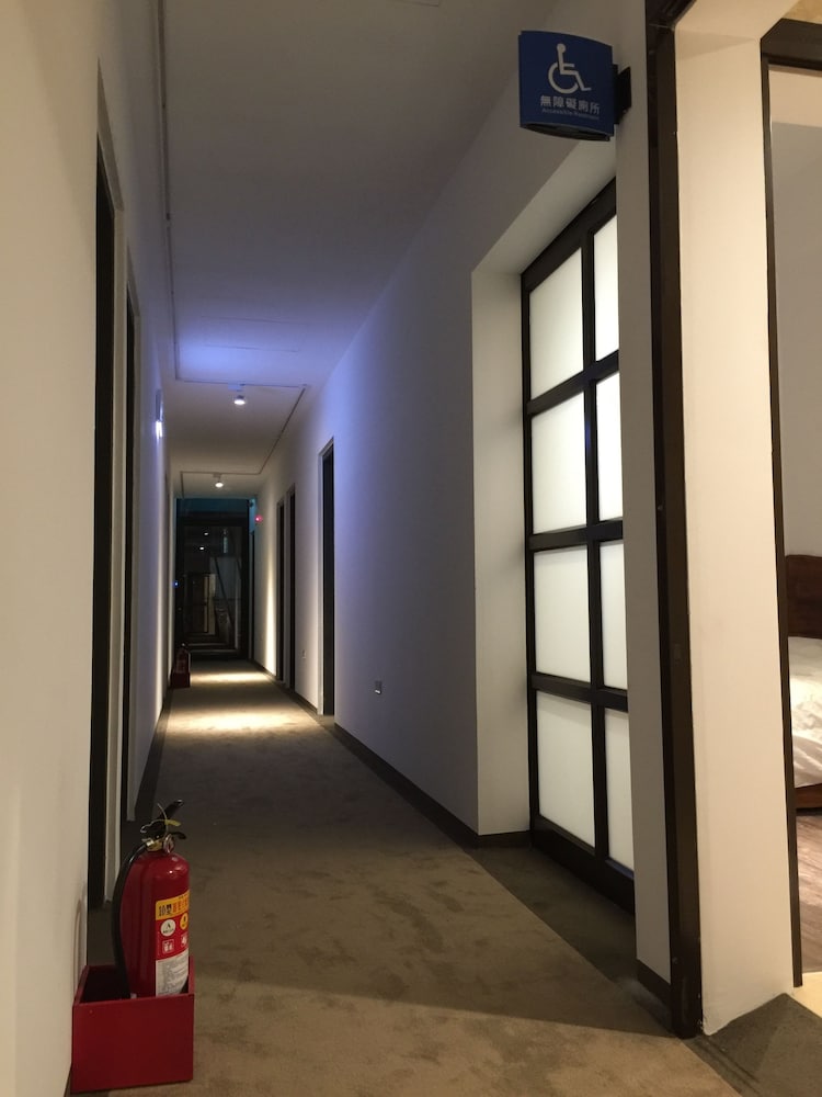 Lutel Hotel 2/100