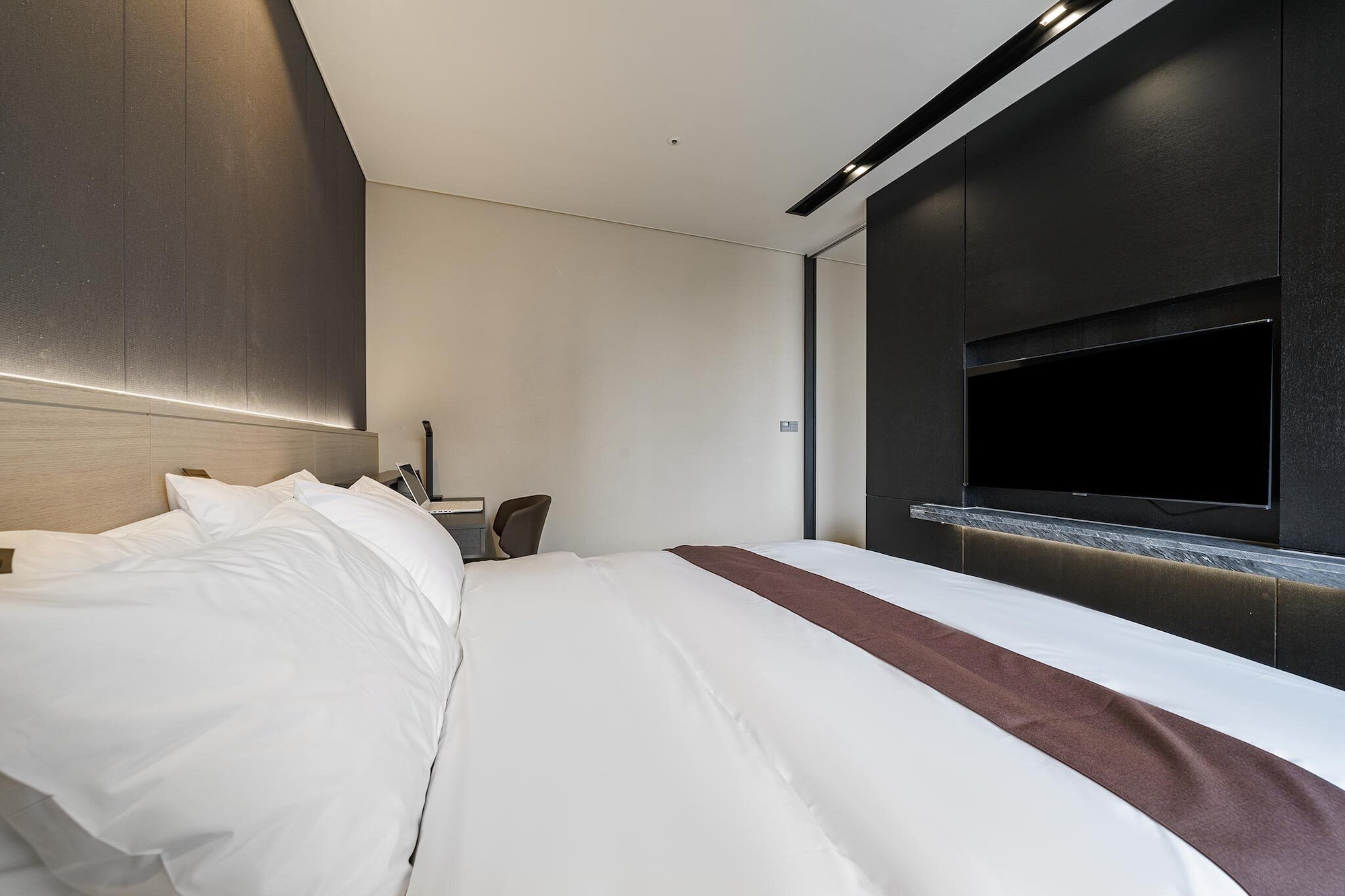 ROYAL, SUITE