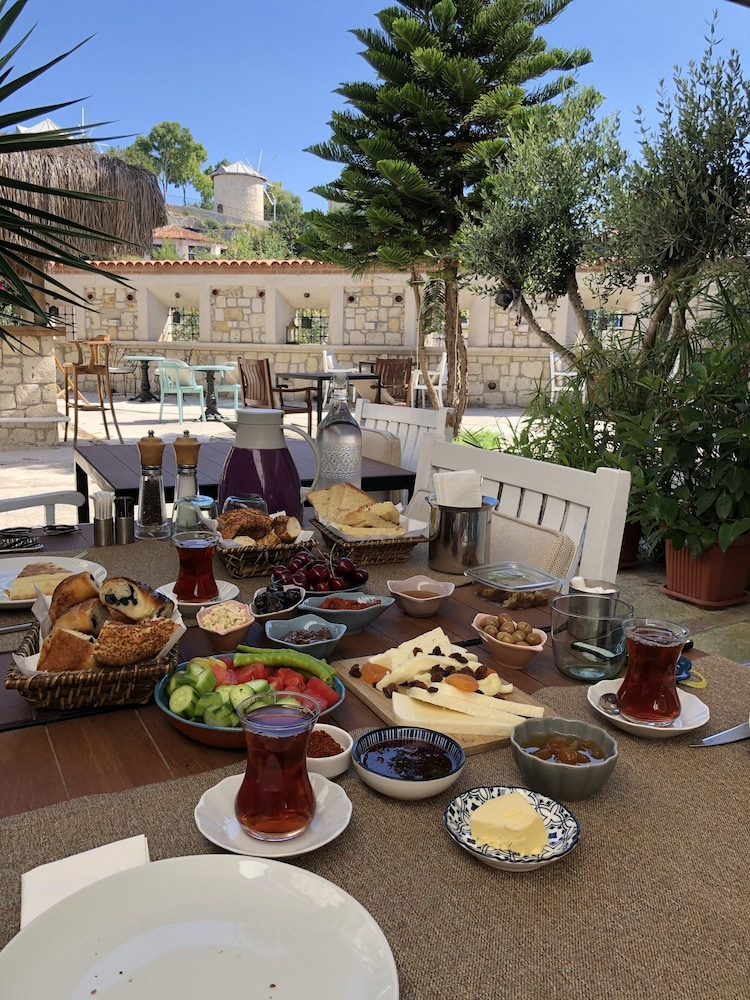 ERENDIRA HOTEL 63/75