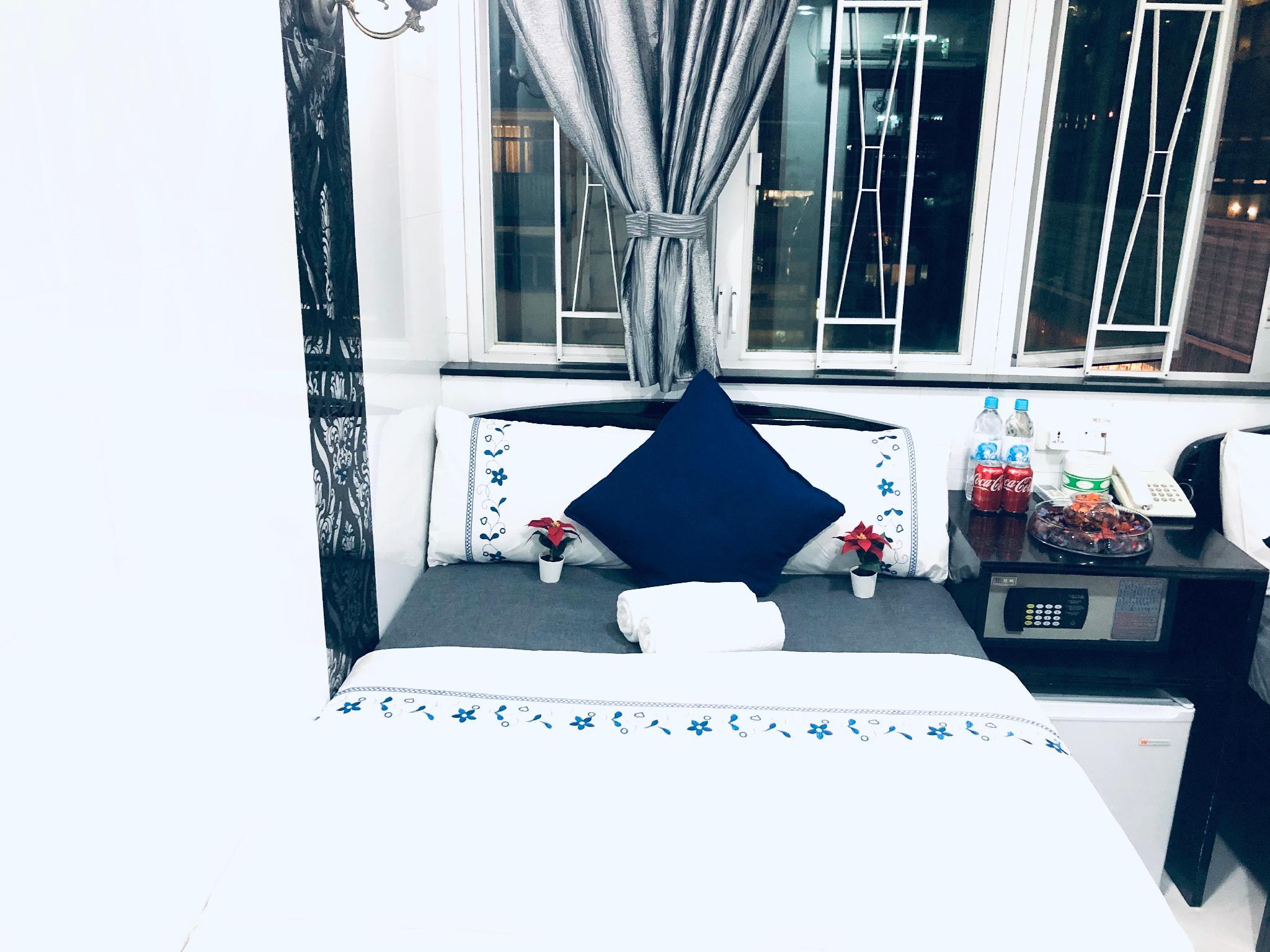 ROOM, SINGLE