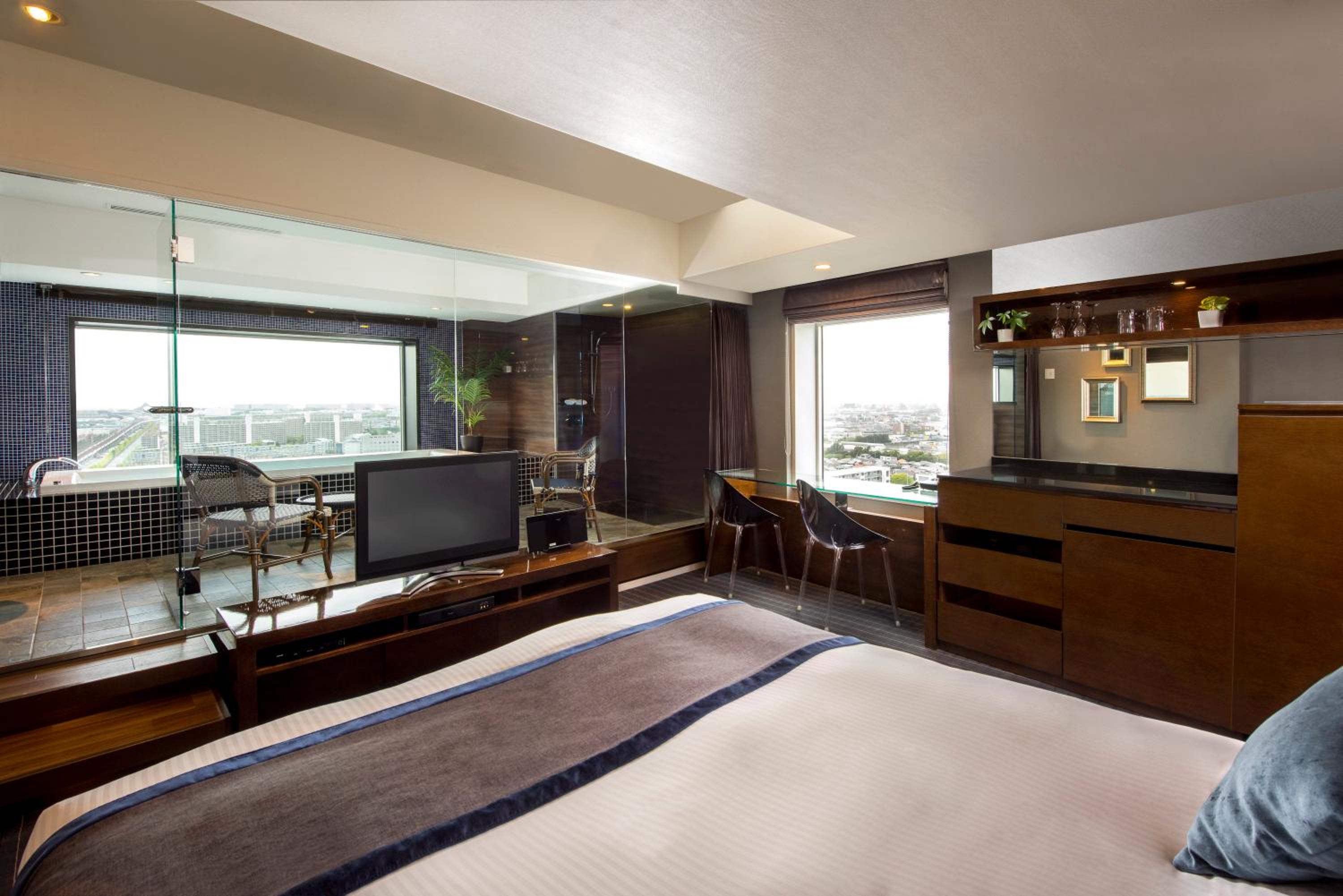 Room, King Bed, Pool Bathtub