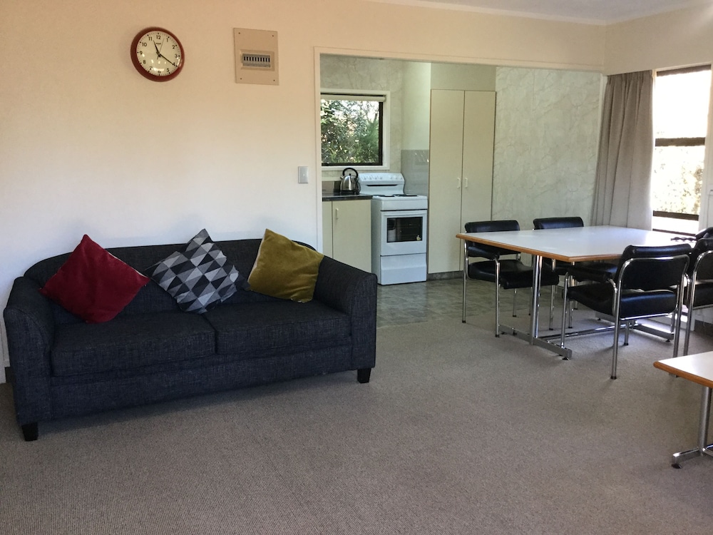 Beetham Park Motel 40/54