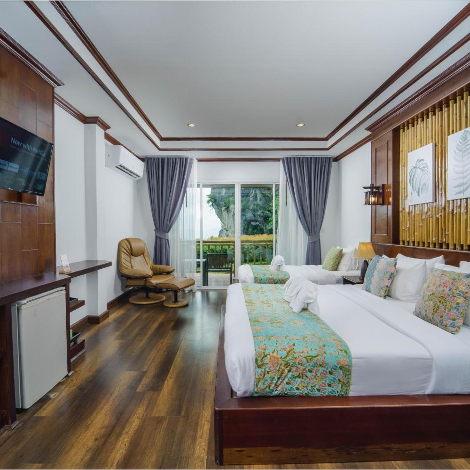 Deluxe, Triple, Partial Sea View