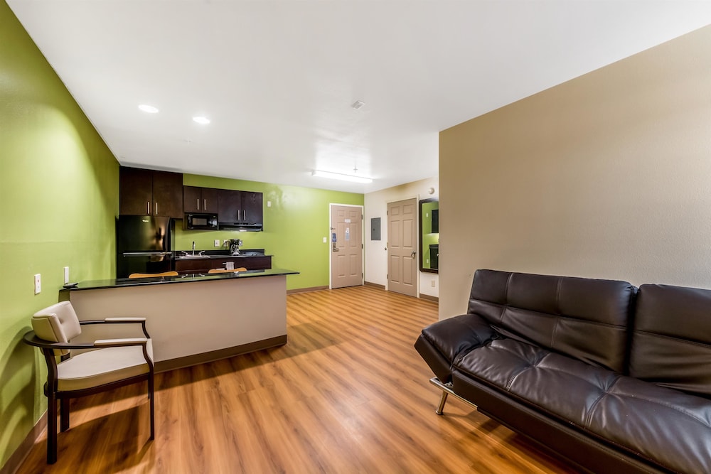 Super 8 by Wyndham Kenedy TX 18/26