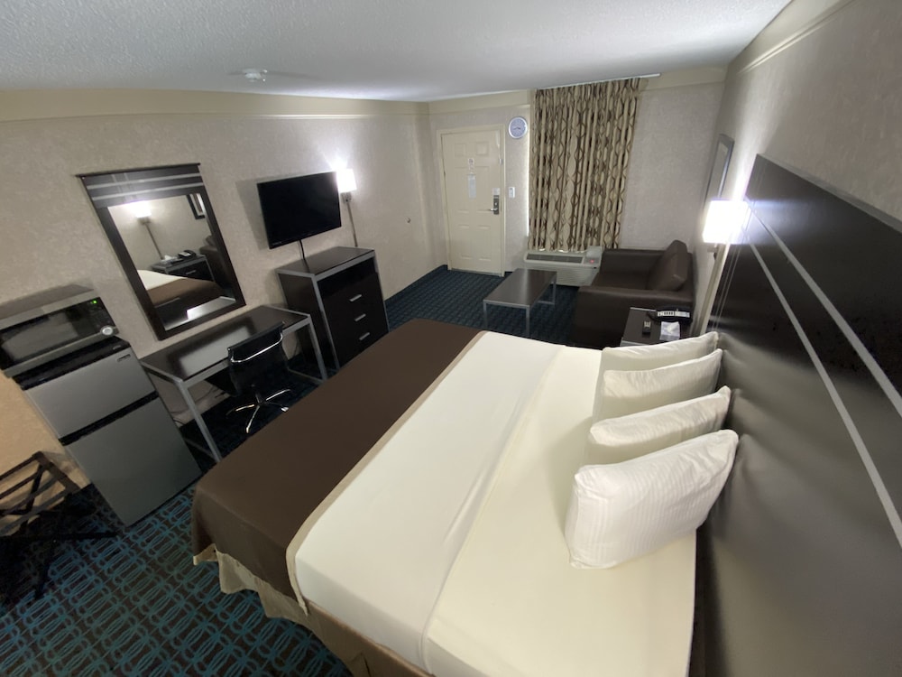 Deluxe Inn Fayetteville 18/61