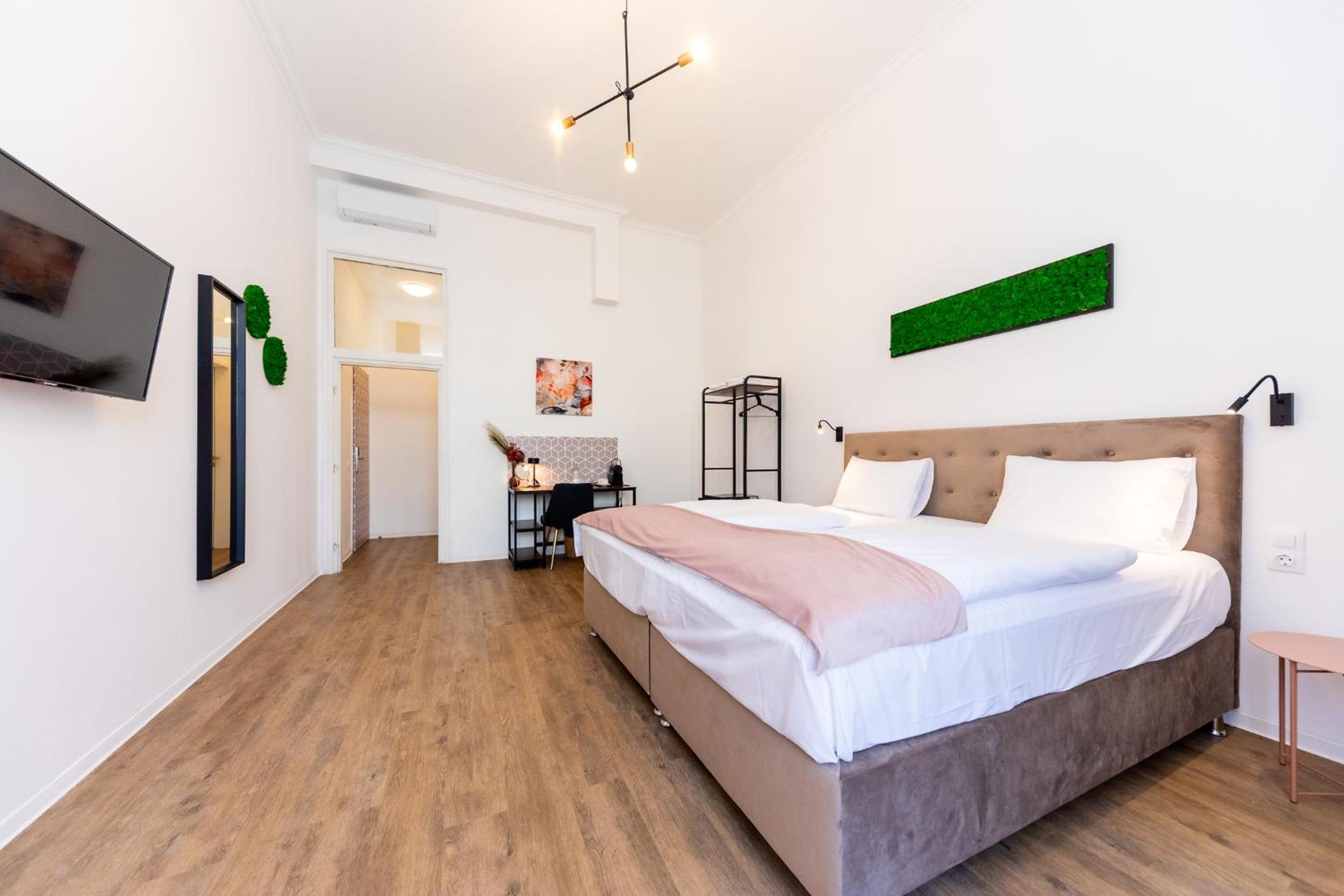 Adagio Downtown Rooms 7/26
