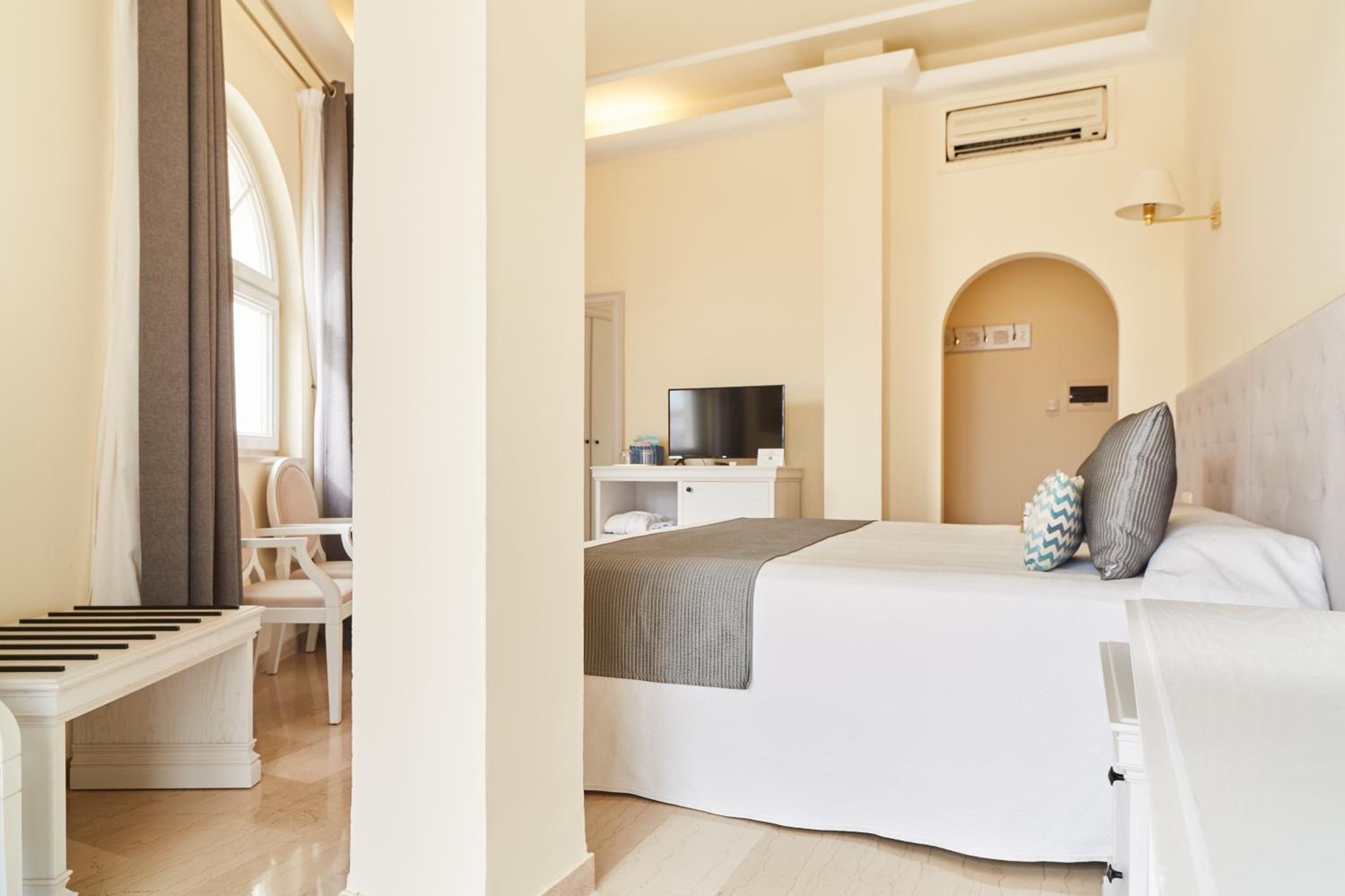 Room, Queen Bed, Lateral Side Sea View, Terrace