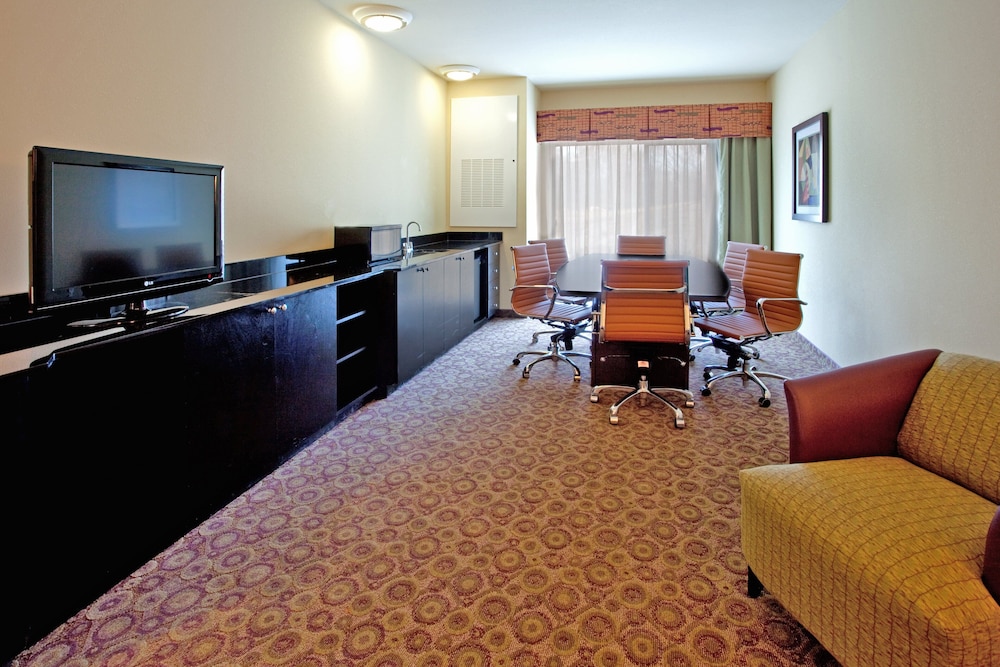 Holiday Inn Express & Suites Clemson - Univ Area 67/82