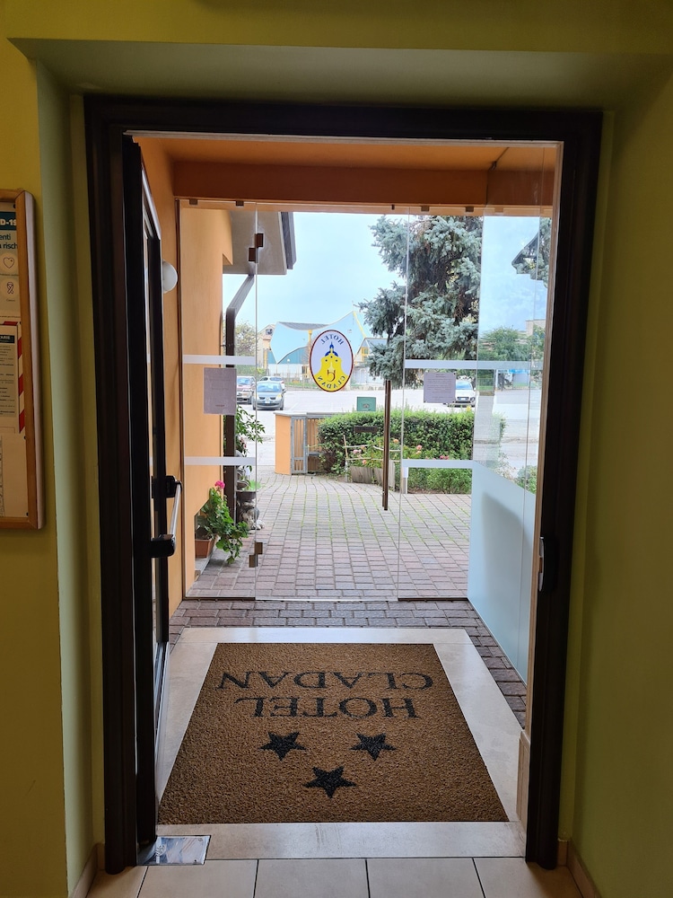 Hotel Cladan 7/63