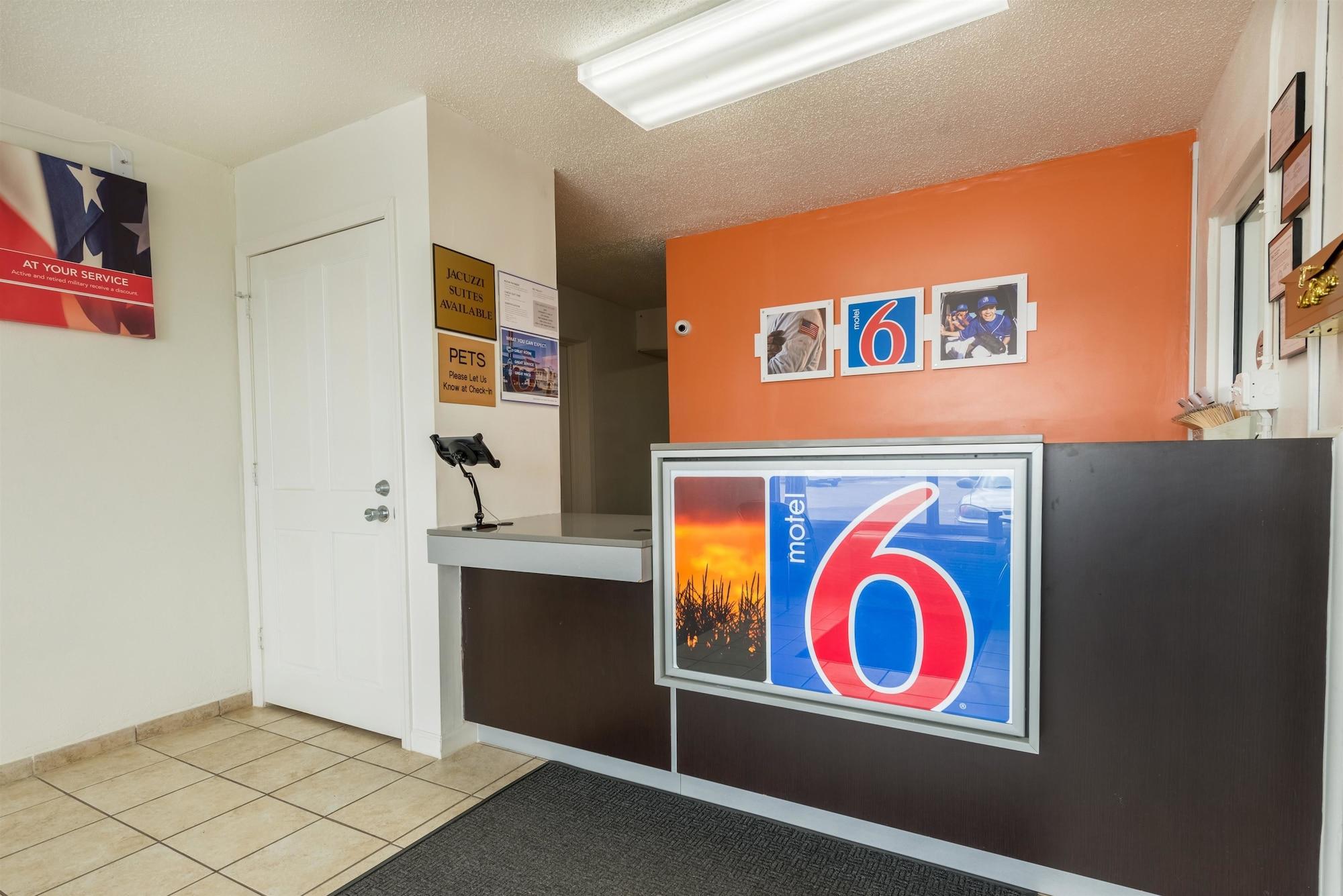 Lobby at Motel6 Troy, OH, TROY - OH