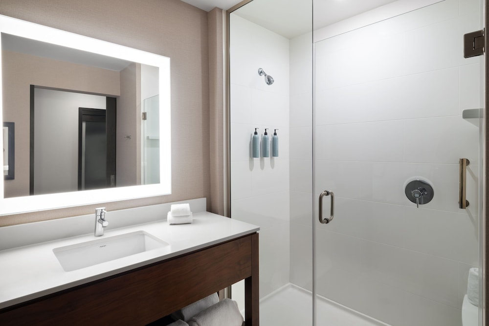 غرفة بسرير كينج لذوي الإعاقة، Courtyard by Marriott Seattle SeaTac Airport 4/6