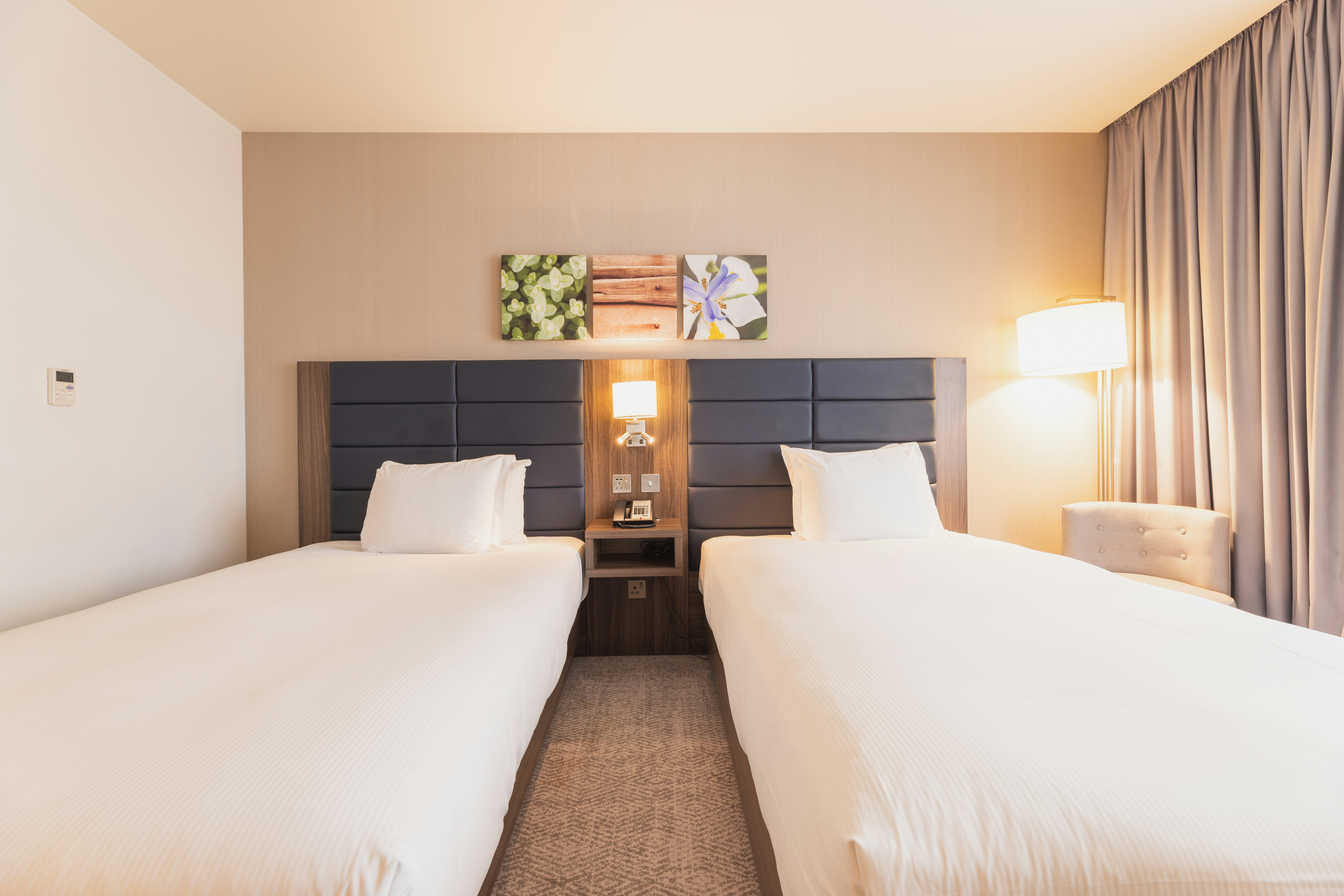 ROOM, TWIN BEDS