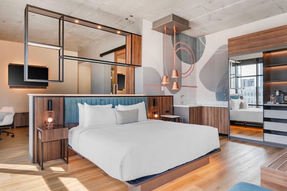 ROOM, KING BED