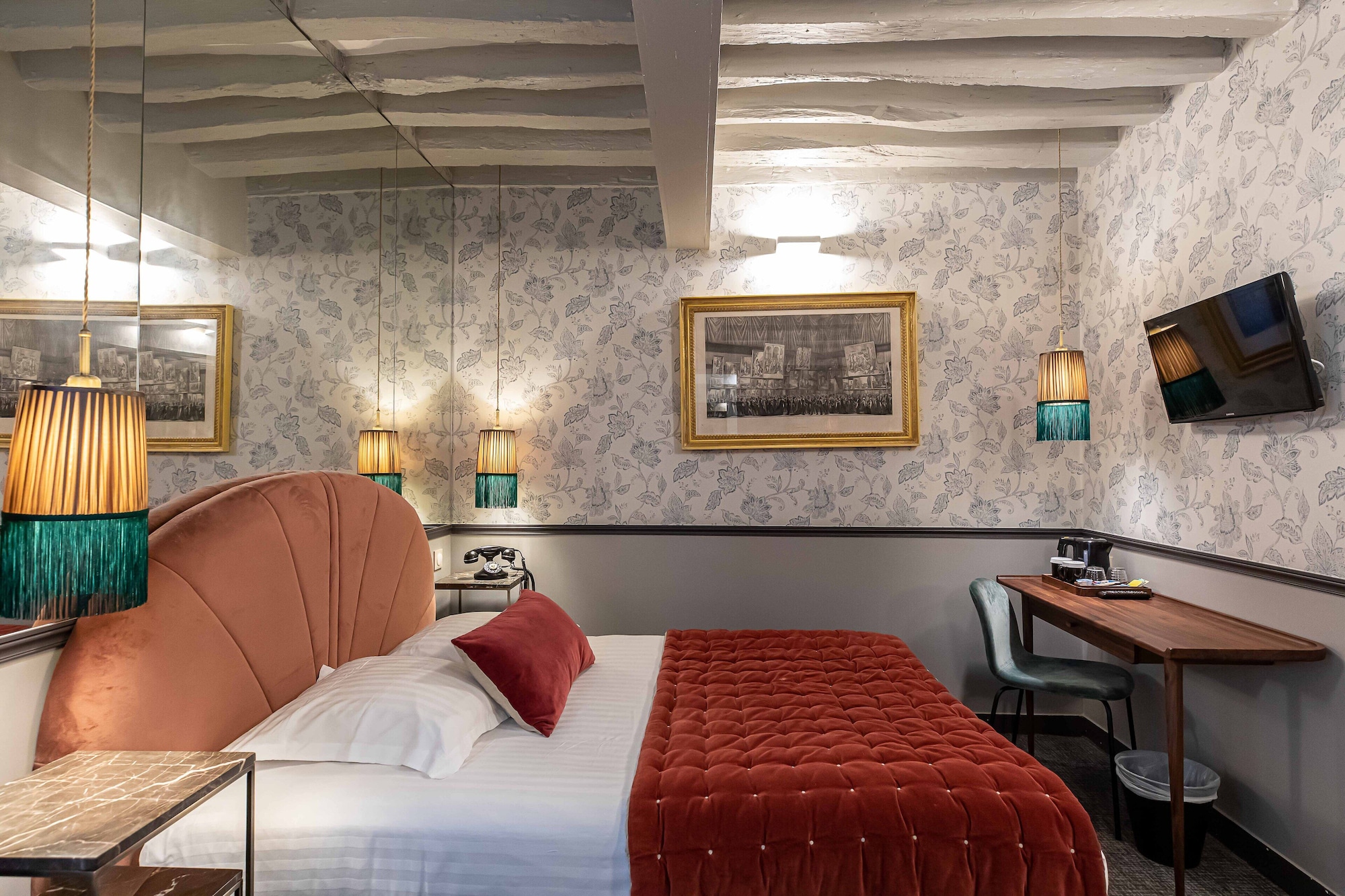 CONNECTING, 2 DOUBLE BEDS