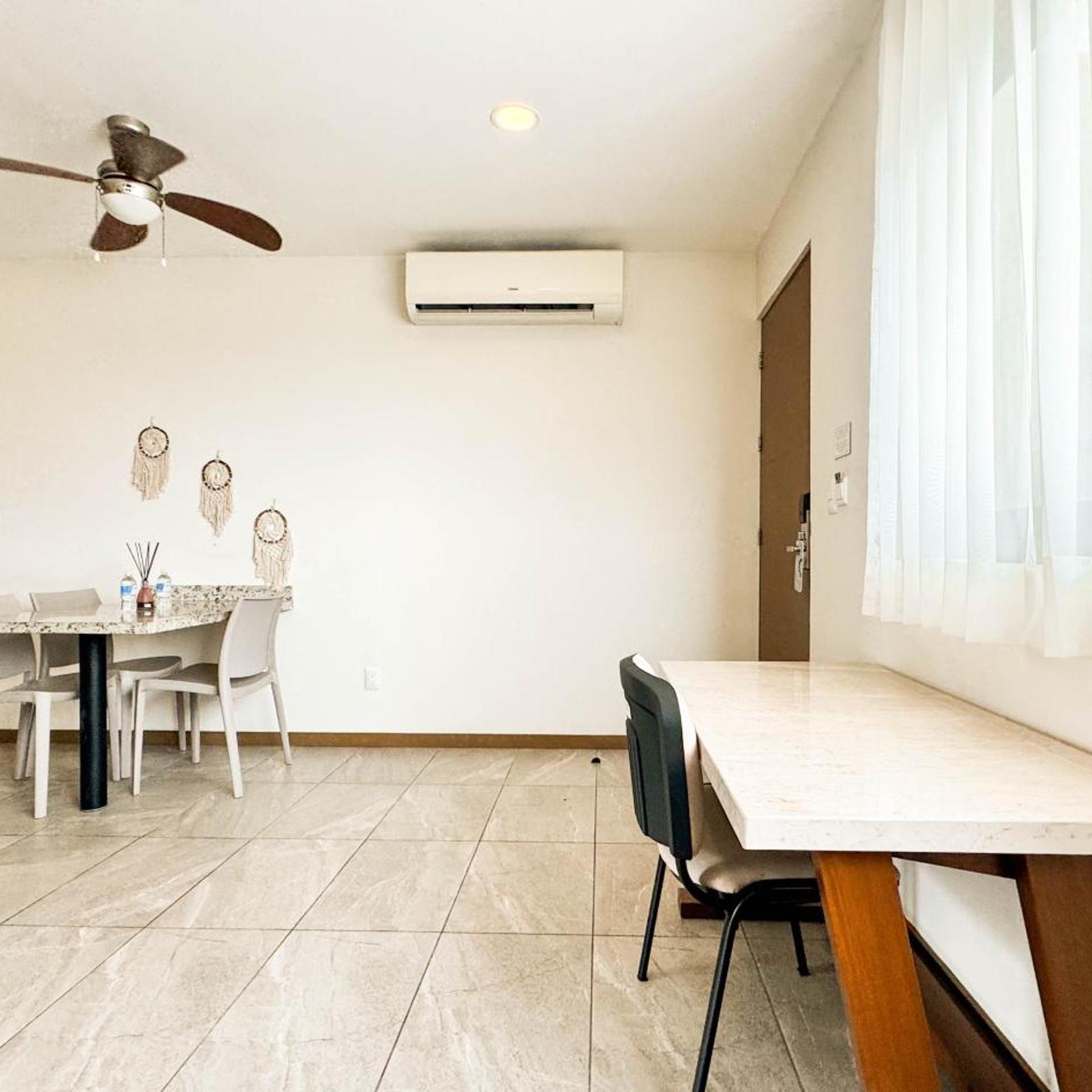 غرفة ديلوكس بسرير كينج بشرفة، Grand Fifty Suites 9/10