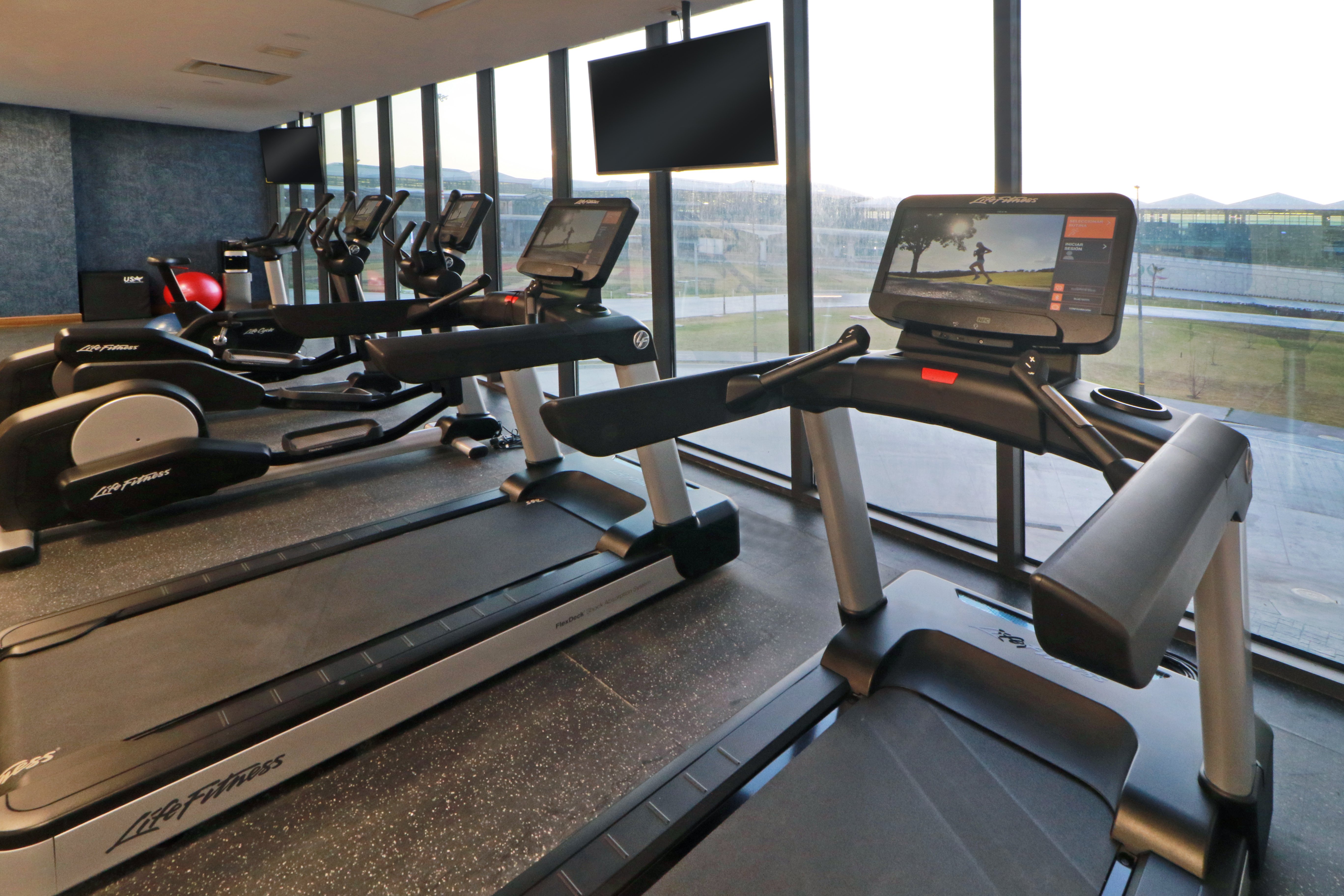Holiday Inn and Suites Mexico Felipe Angeles Airport 12/30