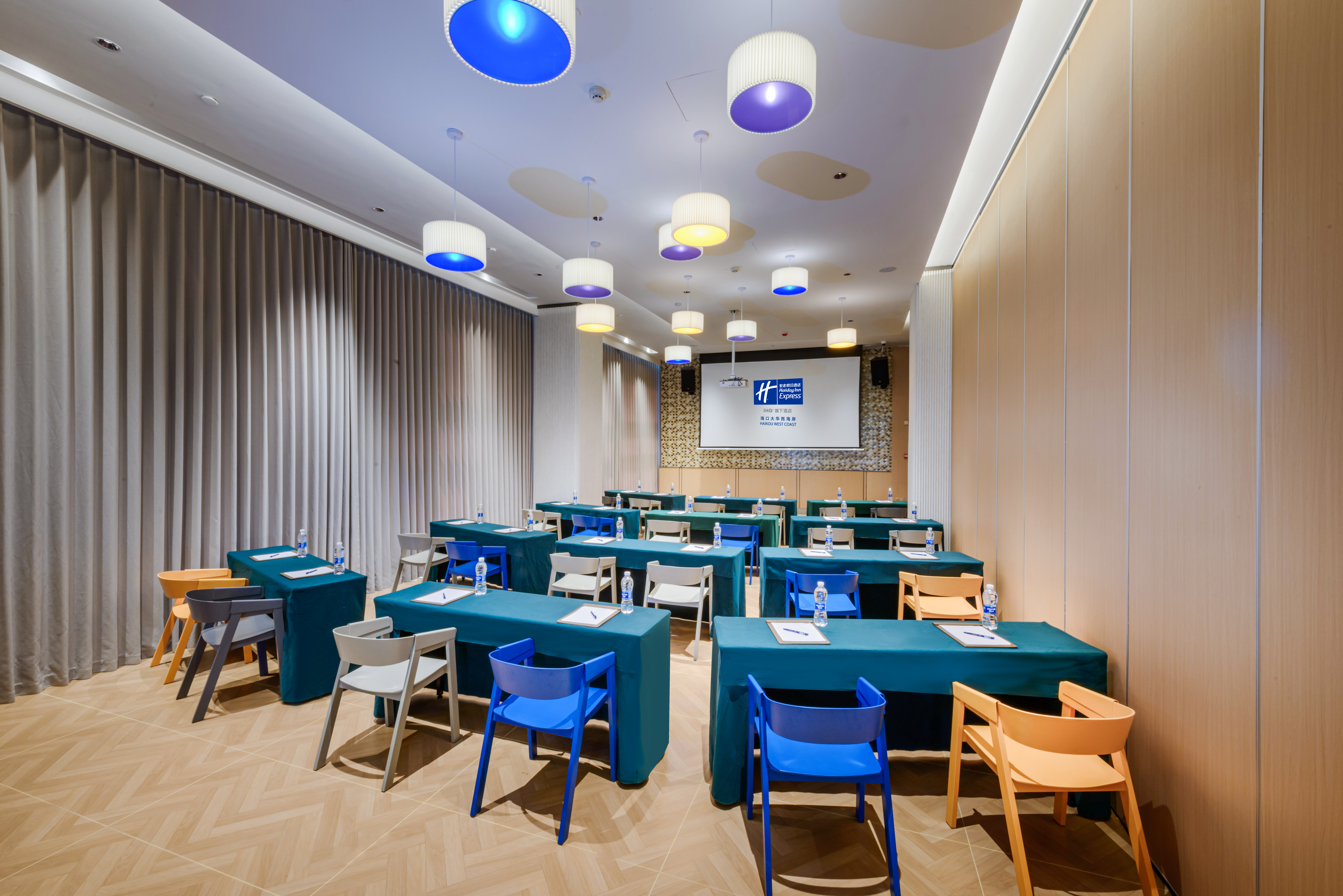 HOLIDAY INN EXPRESS HAIKOU WEST COAST 35/50