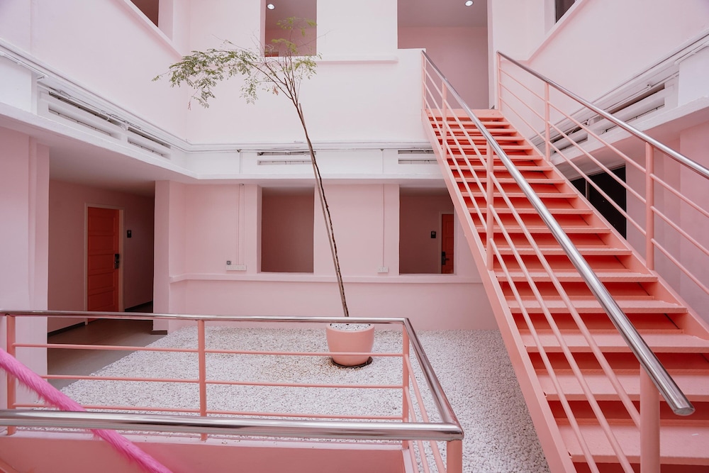 Pink Cabana Hotel 6/78