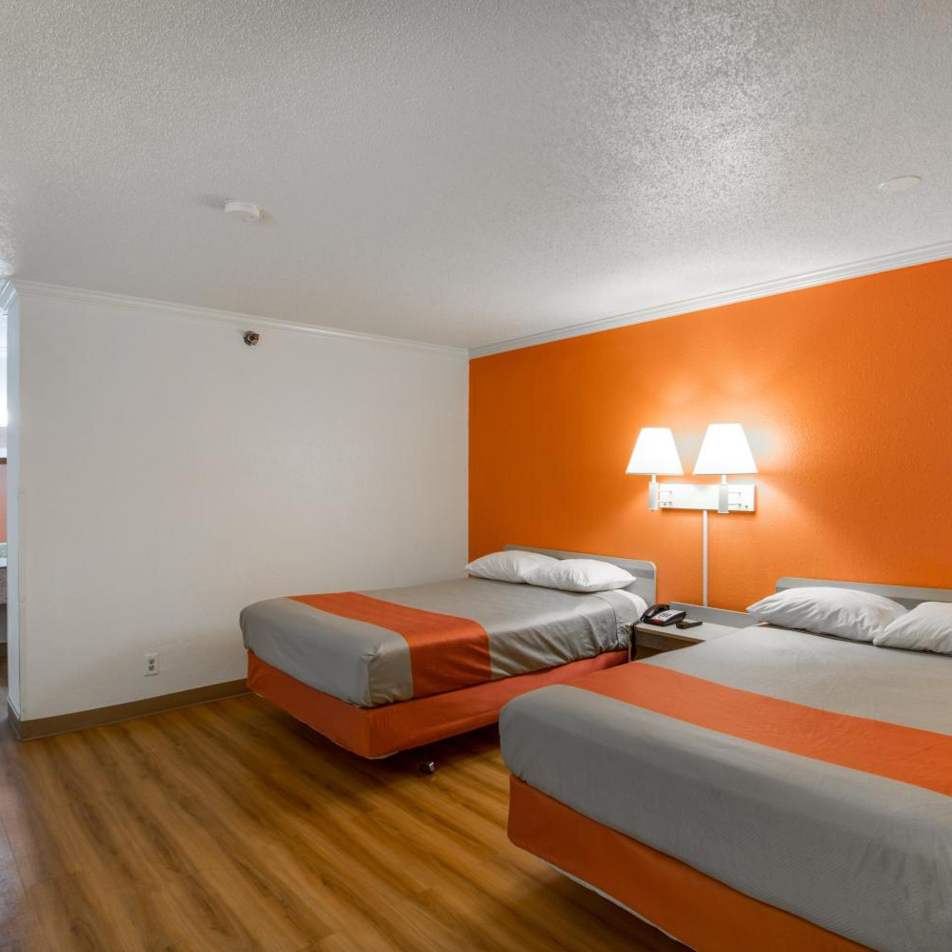 1 Queen Bed - ADA/Tub/Smoking