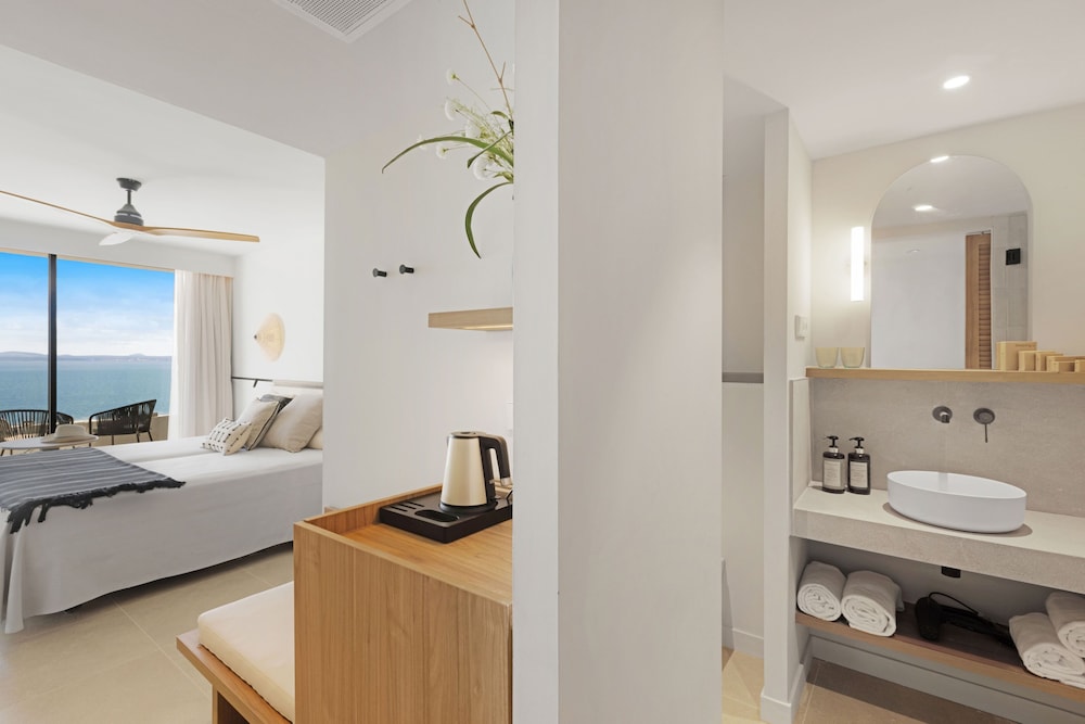 غرفة بريميوم بسرير مزدوج بإطلالة على البحر بشرفة، Inmood Aucanada Hotel 6/9
