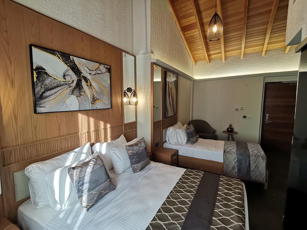 DELUXE, TRIPLE, 1 QUEEN AND 1 SINGLE BED