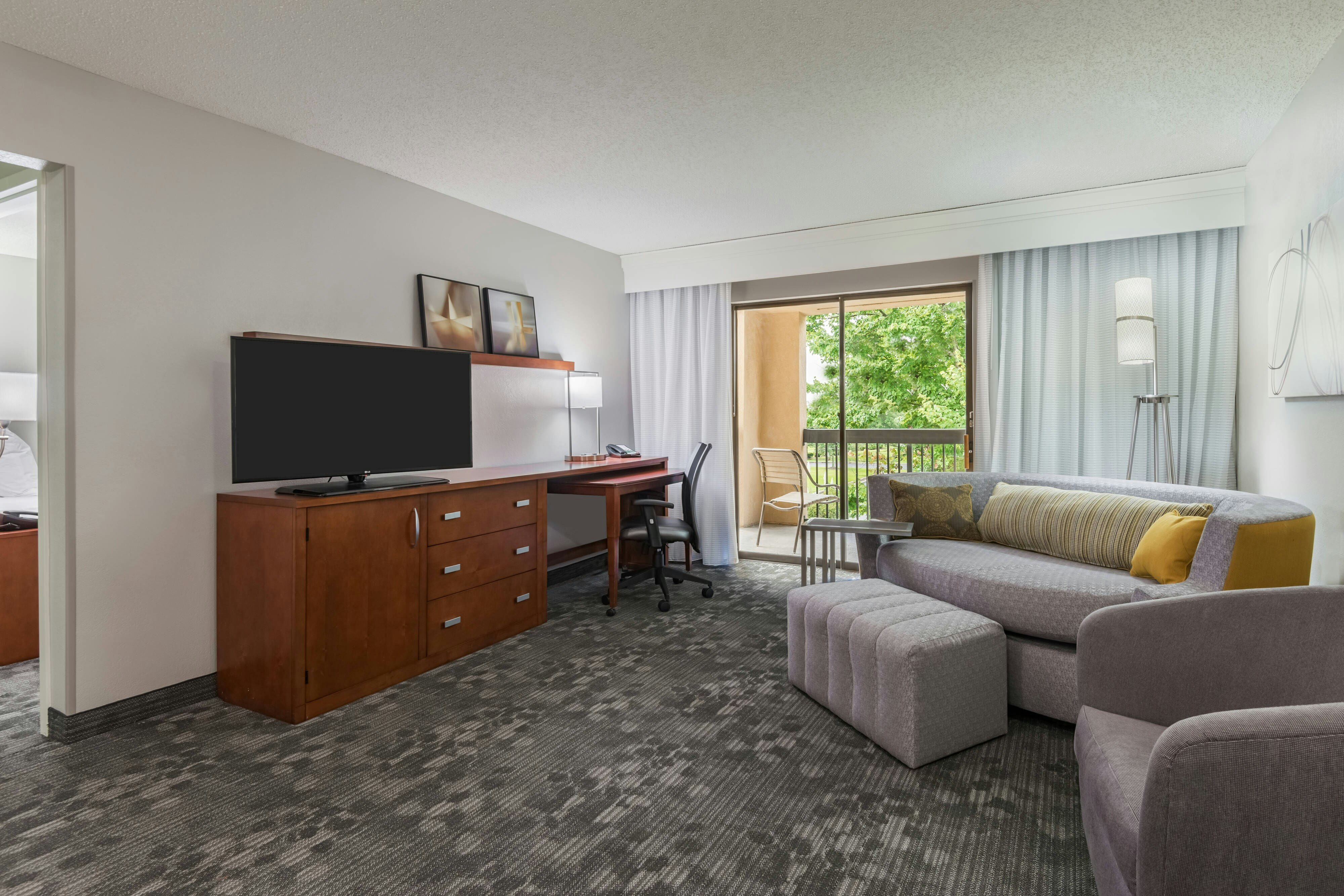 Courtyard By Marriott Mobile 4/7