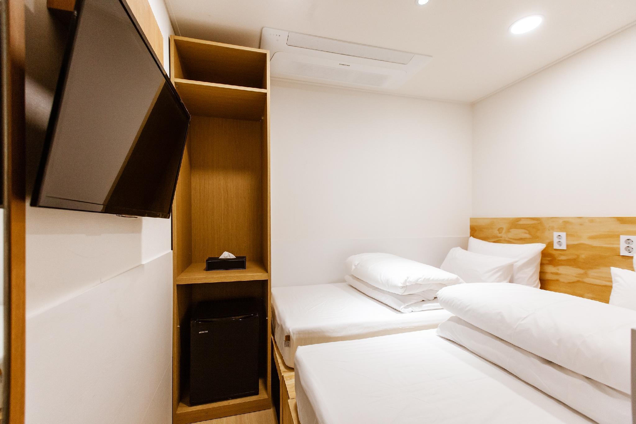 Standard, Twin Beds, No Window