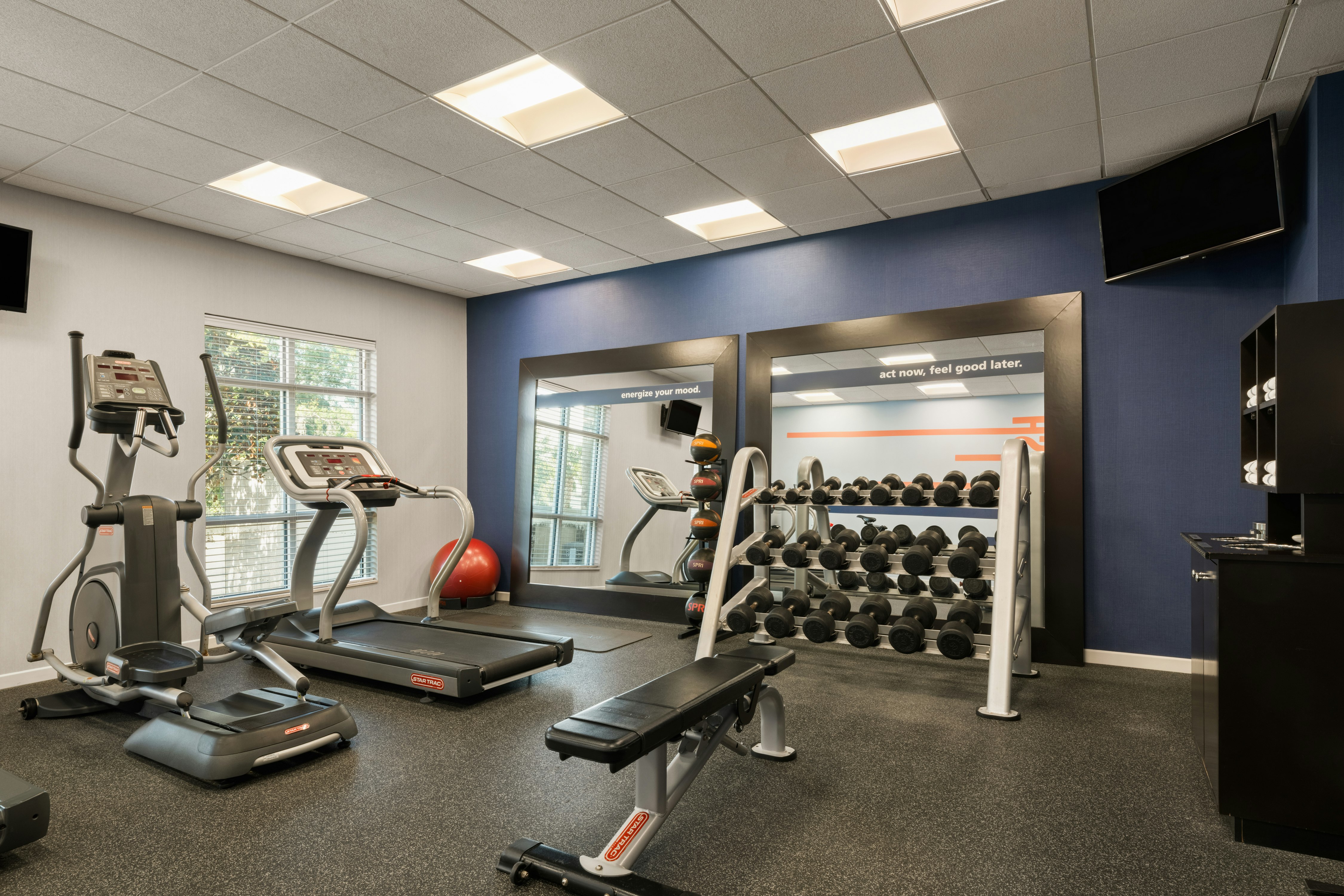 Hampton Inn Suites Deland 45/77